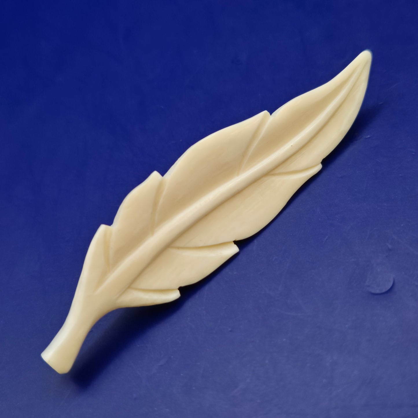 Elegante Brosche in Feder Form – Kunstvoll geschnitztes Vintage Design