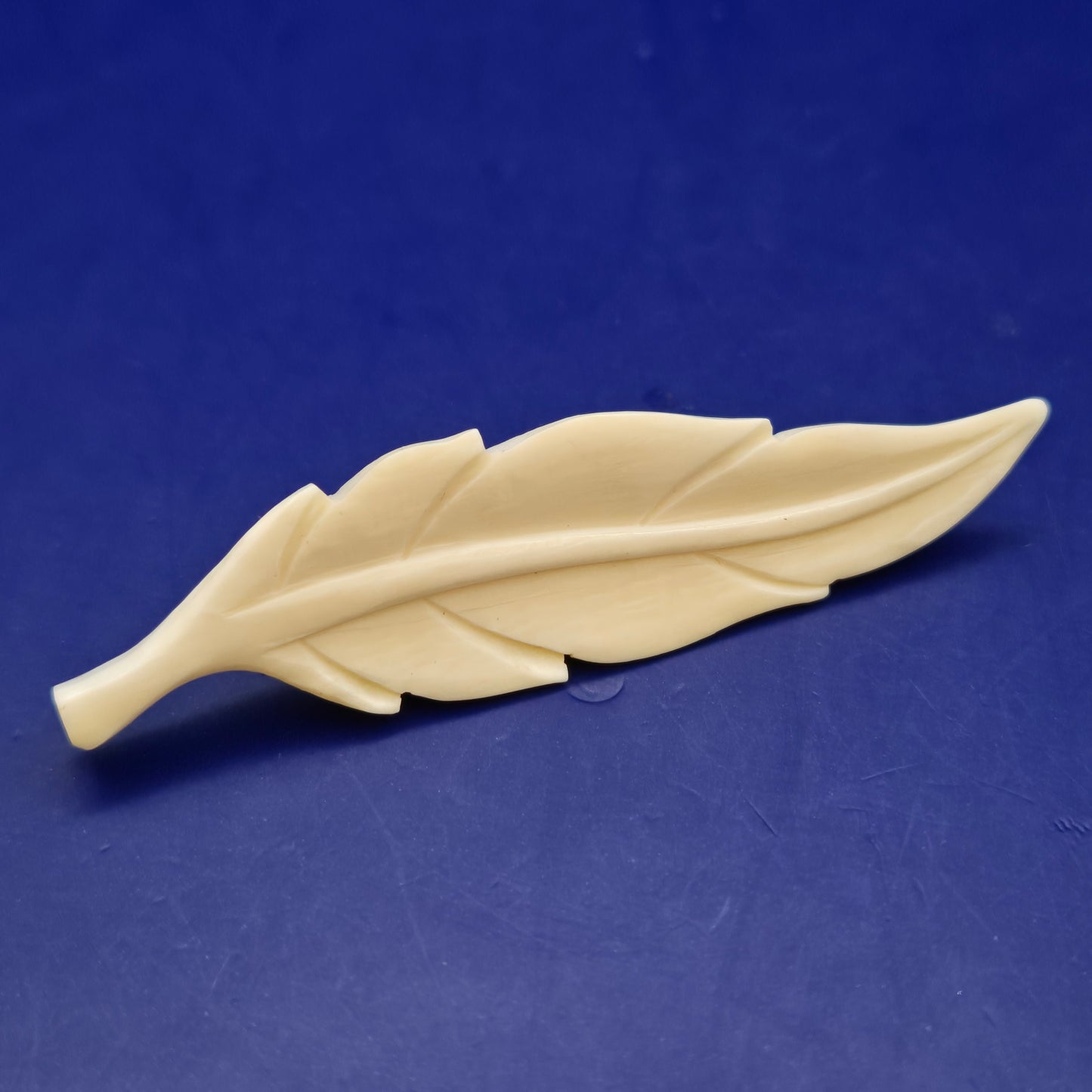 Elegante Brosche in Feder Form – Kunstvoll geschnitztes Vintage Design