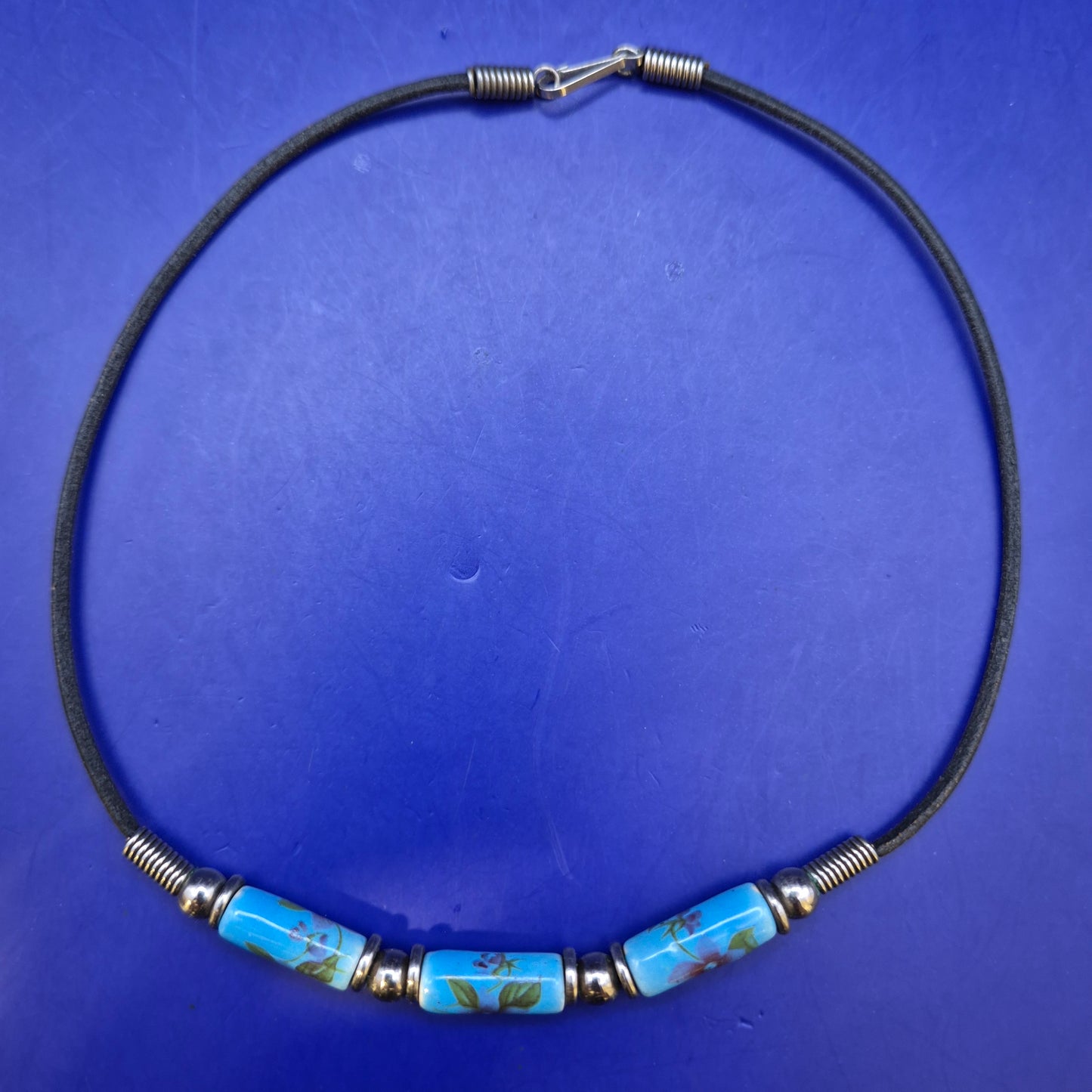 Elegantes Kette mit Keramikperlen – Florales Design in Hellblau