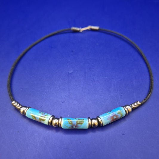 Elegantes Kette mit Keramikperlen – Florales Design in Hellblau