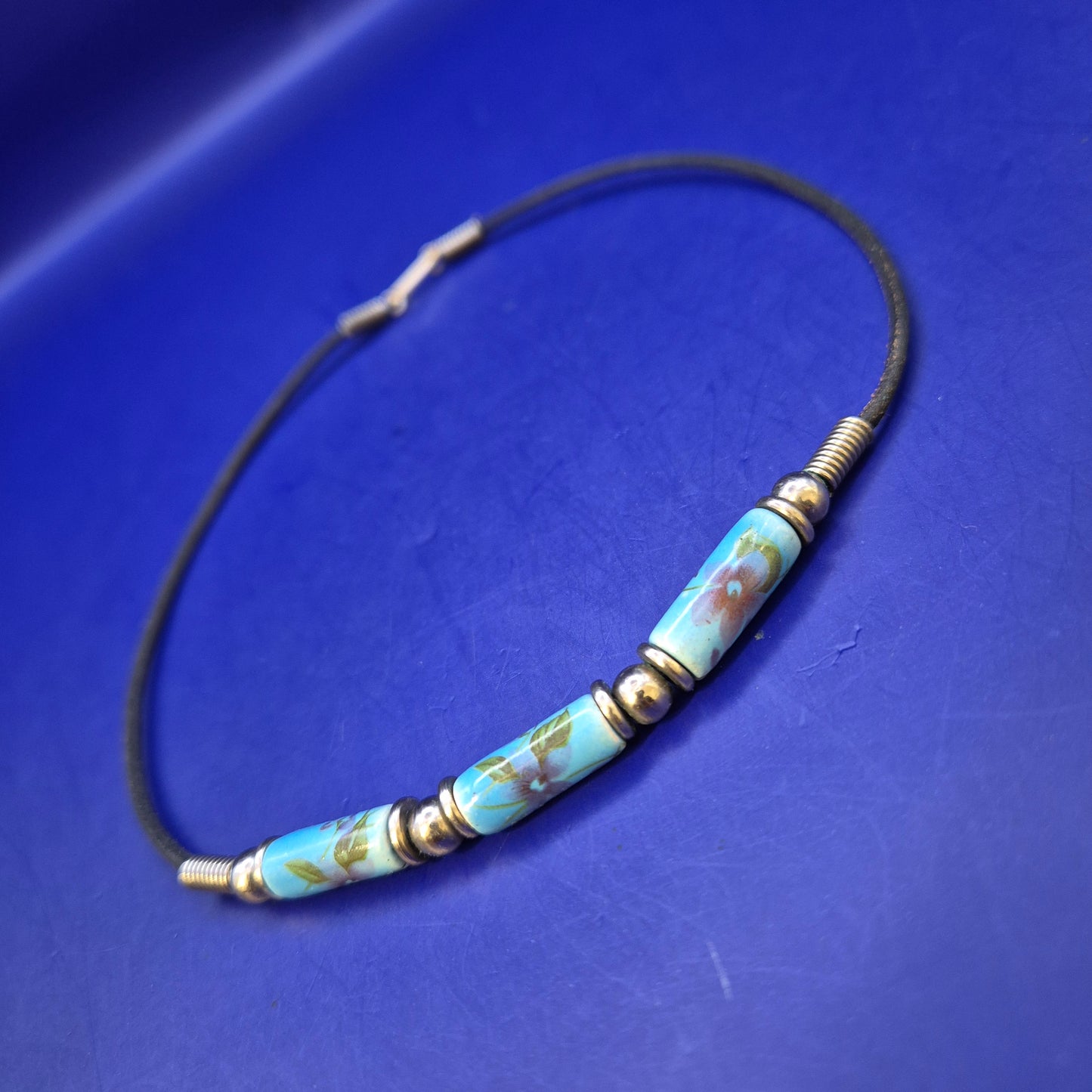 Elegantes Kette mit Keramikperlen – Florales Design in Hellblau