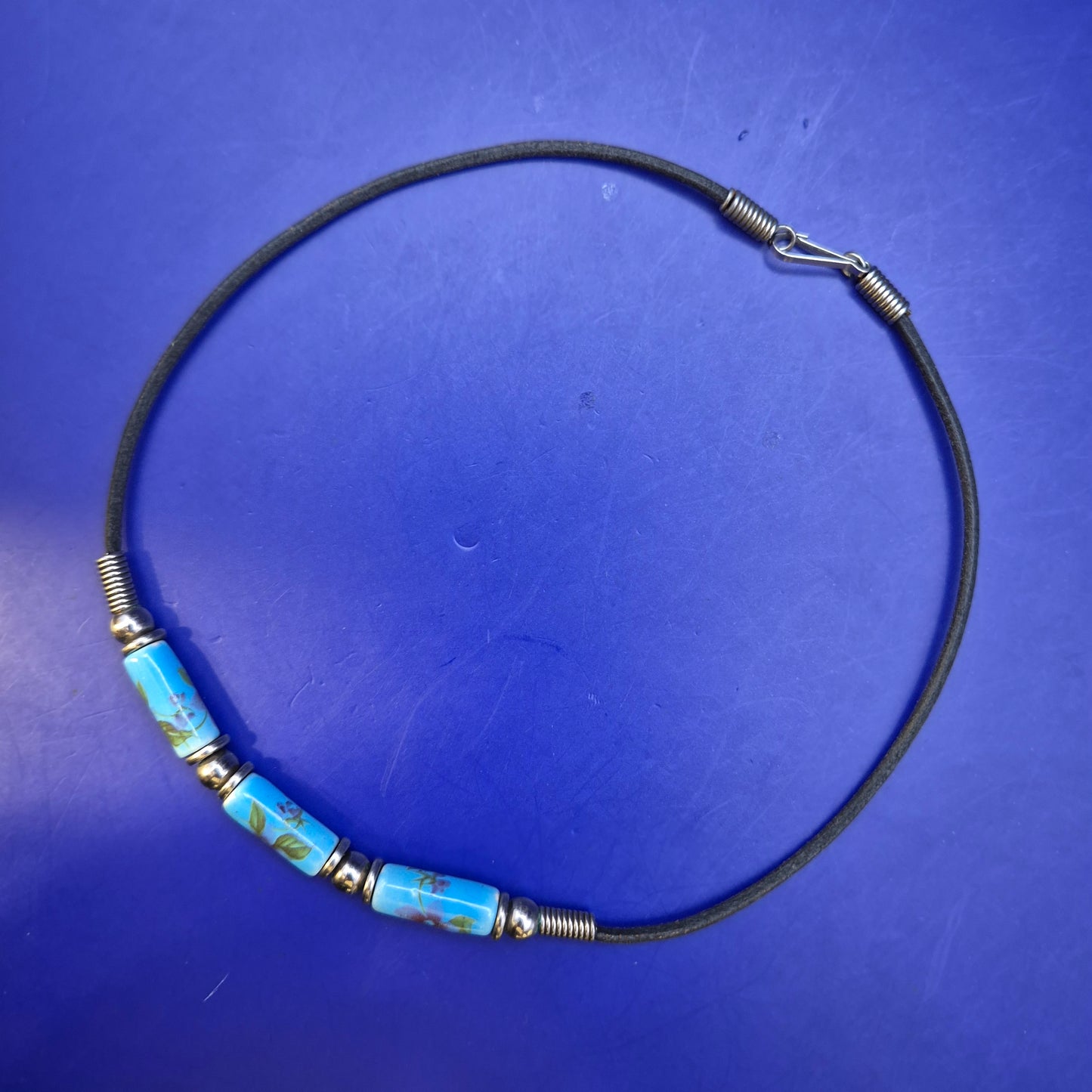 Elegantes Kette mit Keramikperlen – Florales Design in Hellblau
