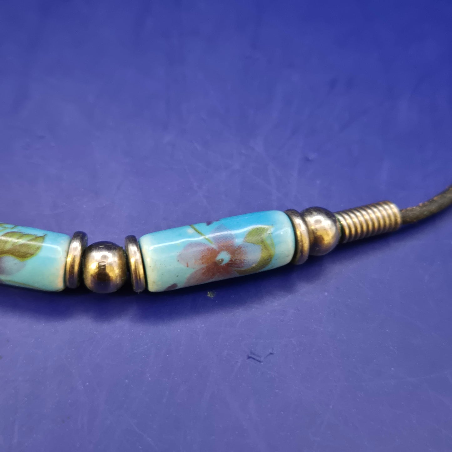 Elegantes Kette mit Keramikperlen – Florales Design in Hellblau