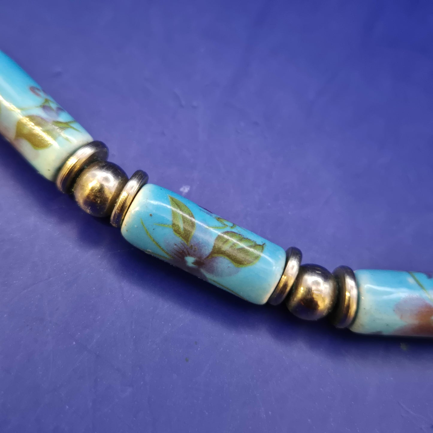 Elegantes Kette mit Keramikperlen – Florales Design in Hellblau