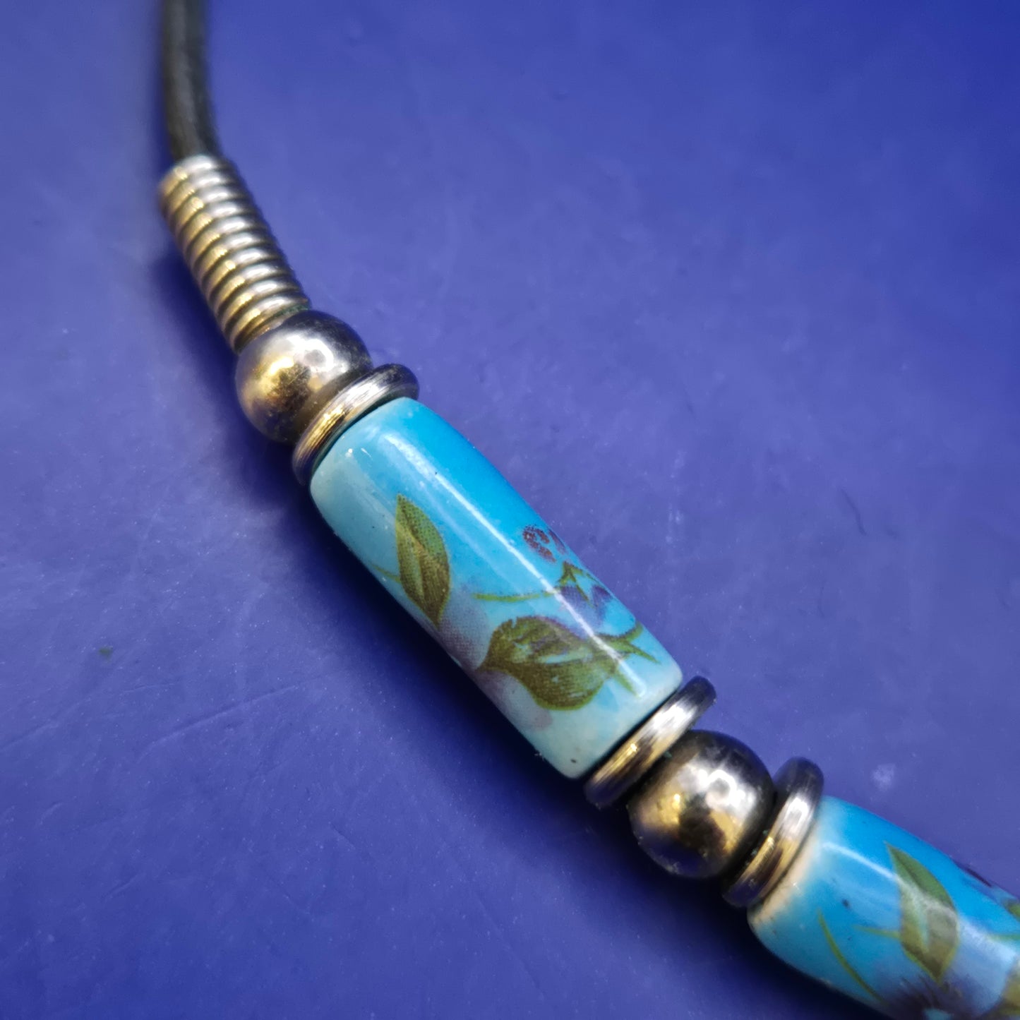 Elegantes Kette mit Keramikperlen – Florales Design in Hellblau