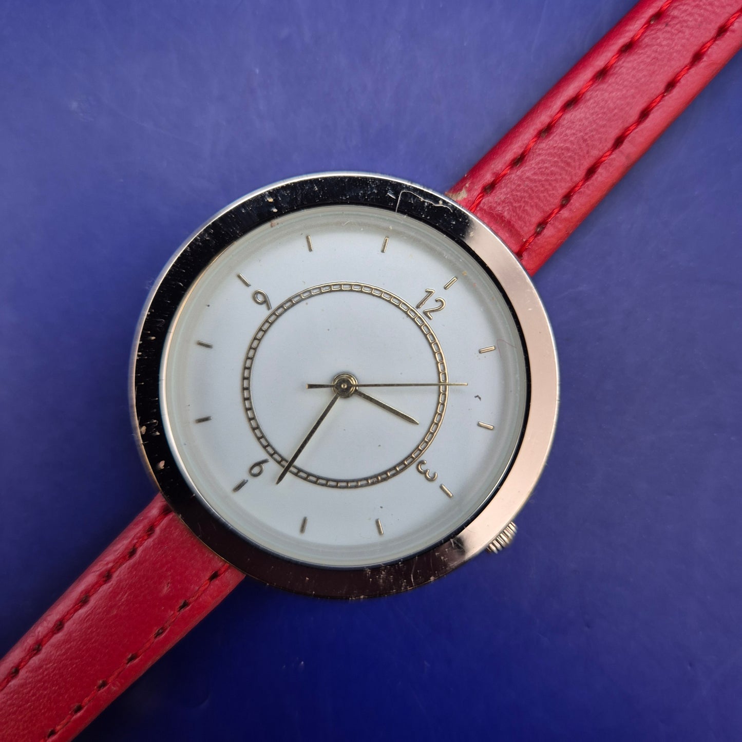 Elegante Damen Uhr in Rot – Minimalistisches Design mit Gold Akzenten