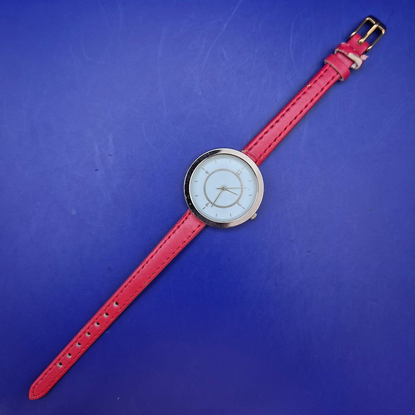 Elegante Damen Uhr in Rot – Minimalistisches Design mit Gold Akzenten