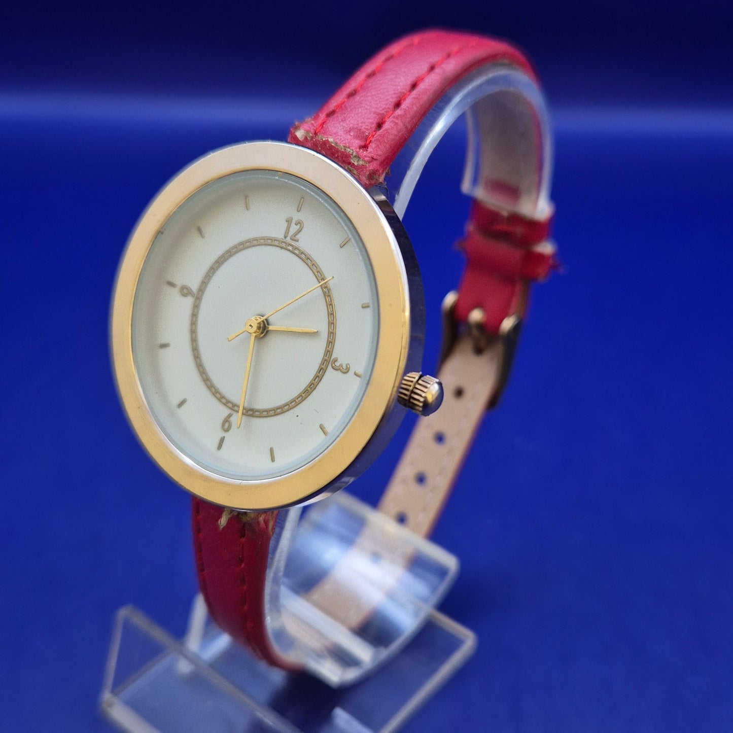 Elegante Damen Uhr in Rot – Minimalistisches Design mit Gold Akzenten