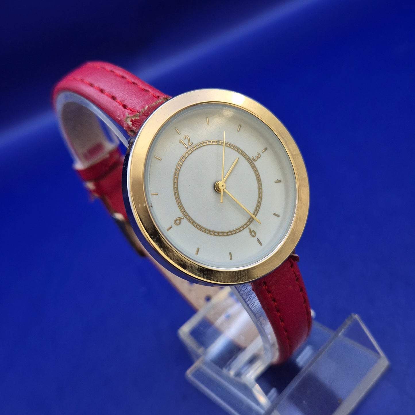 Elegante Damen Uhr in Rot – Minimalistisches Design mit Gold Akzenten