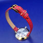 Elegante Damen Uhr in Rot – Minimalistisches Design mit Gold Akzenten