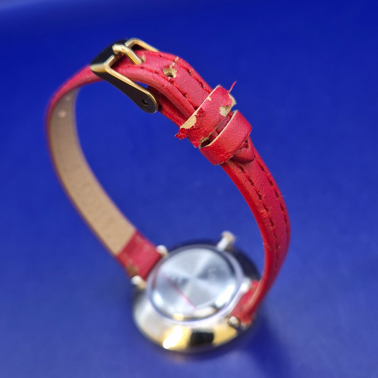 Elegante Damen Uhr in Rot – Minimalistisches Design mit Gold Akzenten
