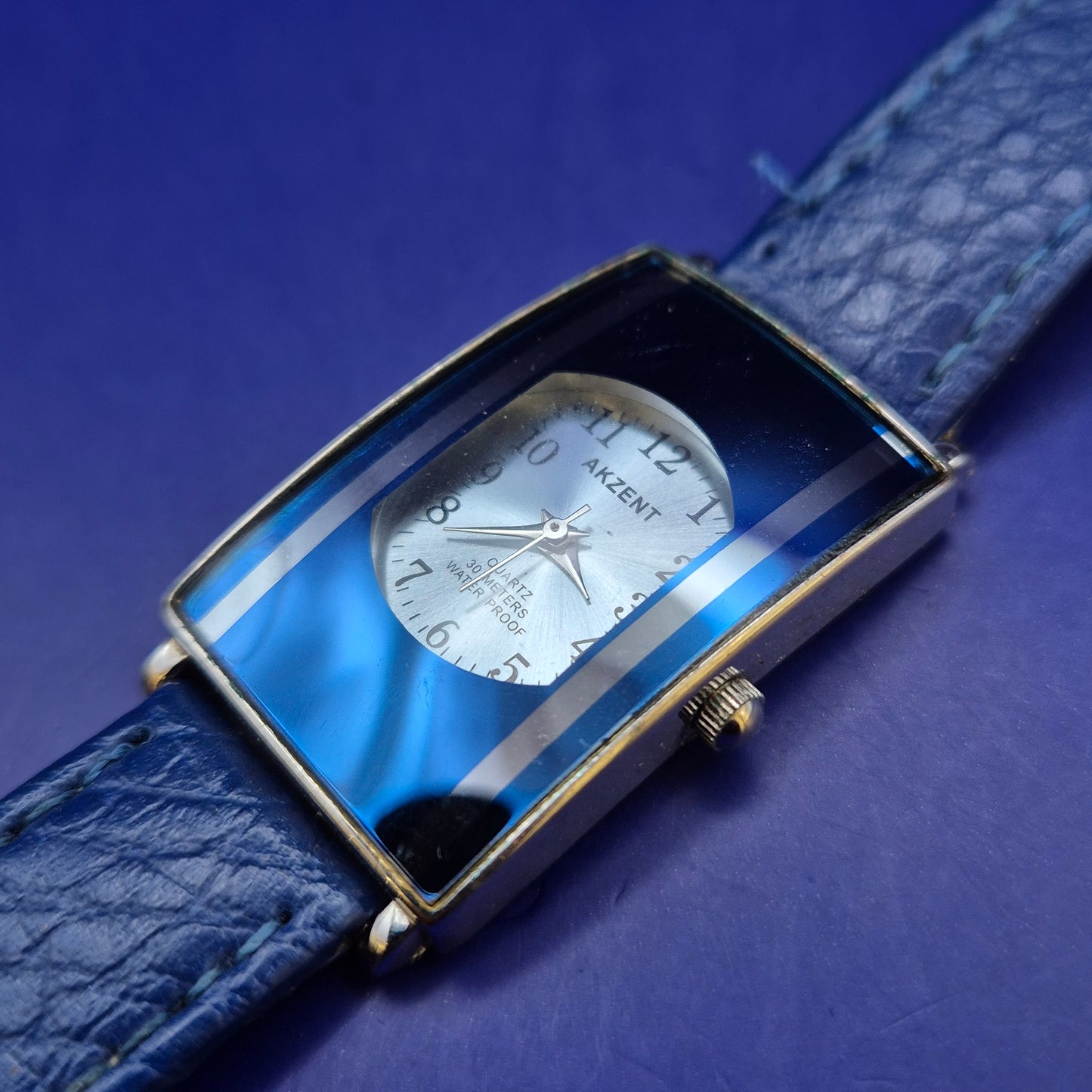 Stilvolle Akzent Damen Uhr in Blau – Markantes Rechteck Design