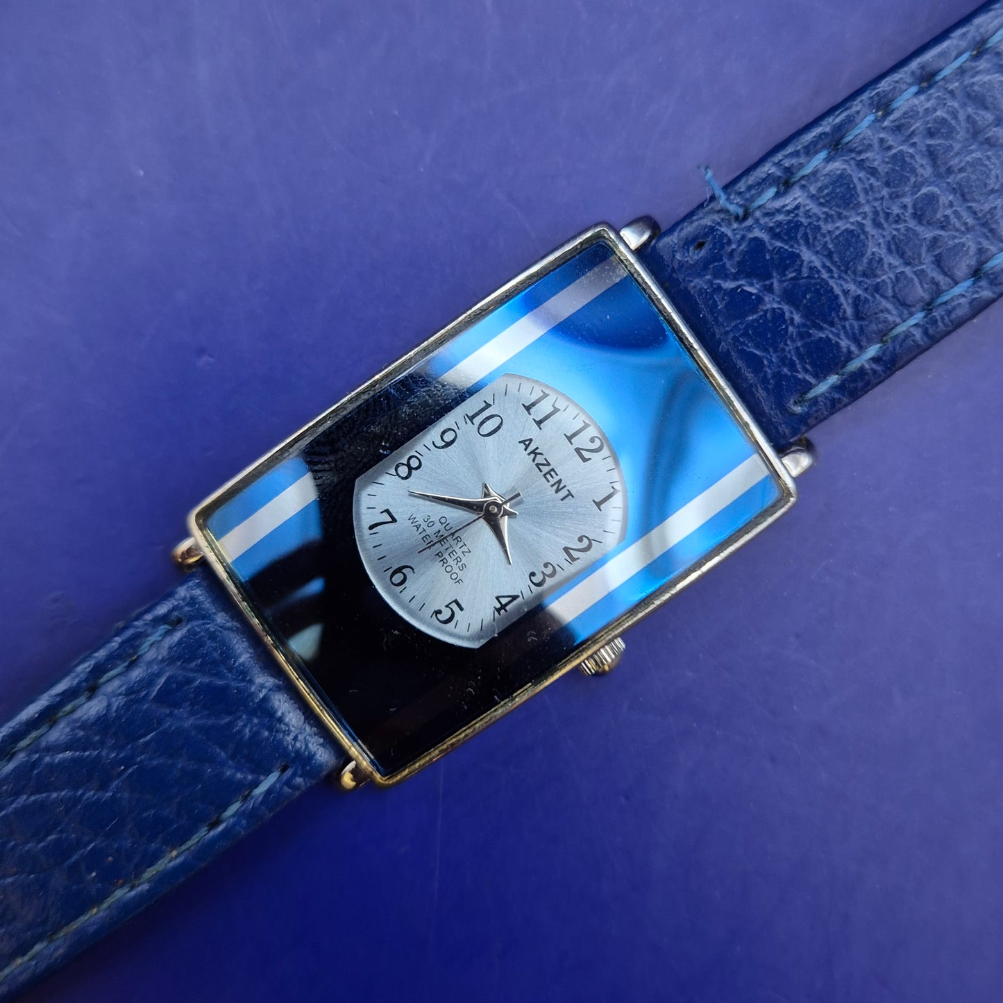 Stilvolle Akzent Damen Uhr in Blau – Markantes Rechteck Design