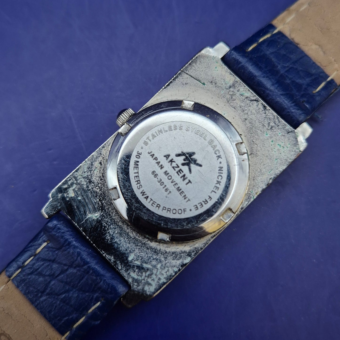 Stilvolle Akzent Damen Uhr in Blau – Markantes Rechteck Design