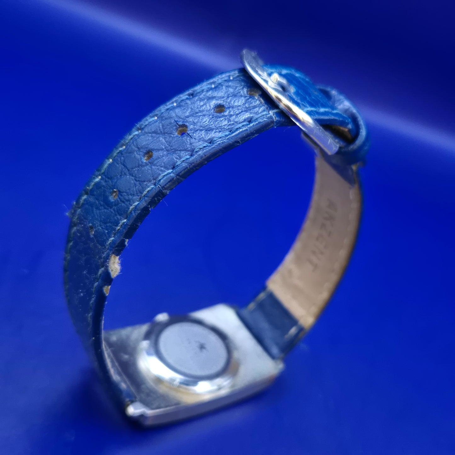 Stilvolle Akzent Damen Uhr in Blau – Markantes Rechteck Design