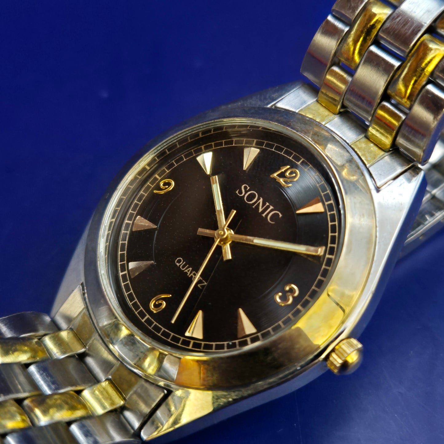 Klassische Sonic Herren Uhr – Stilvolles Bicolor-Design in Schwarz und Gold