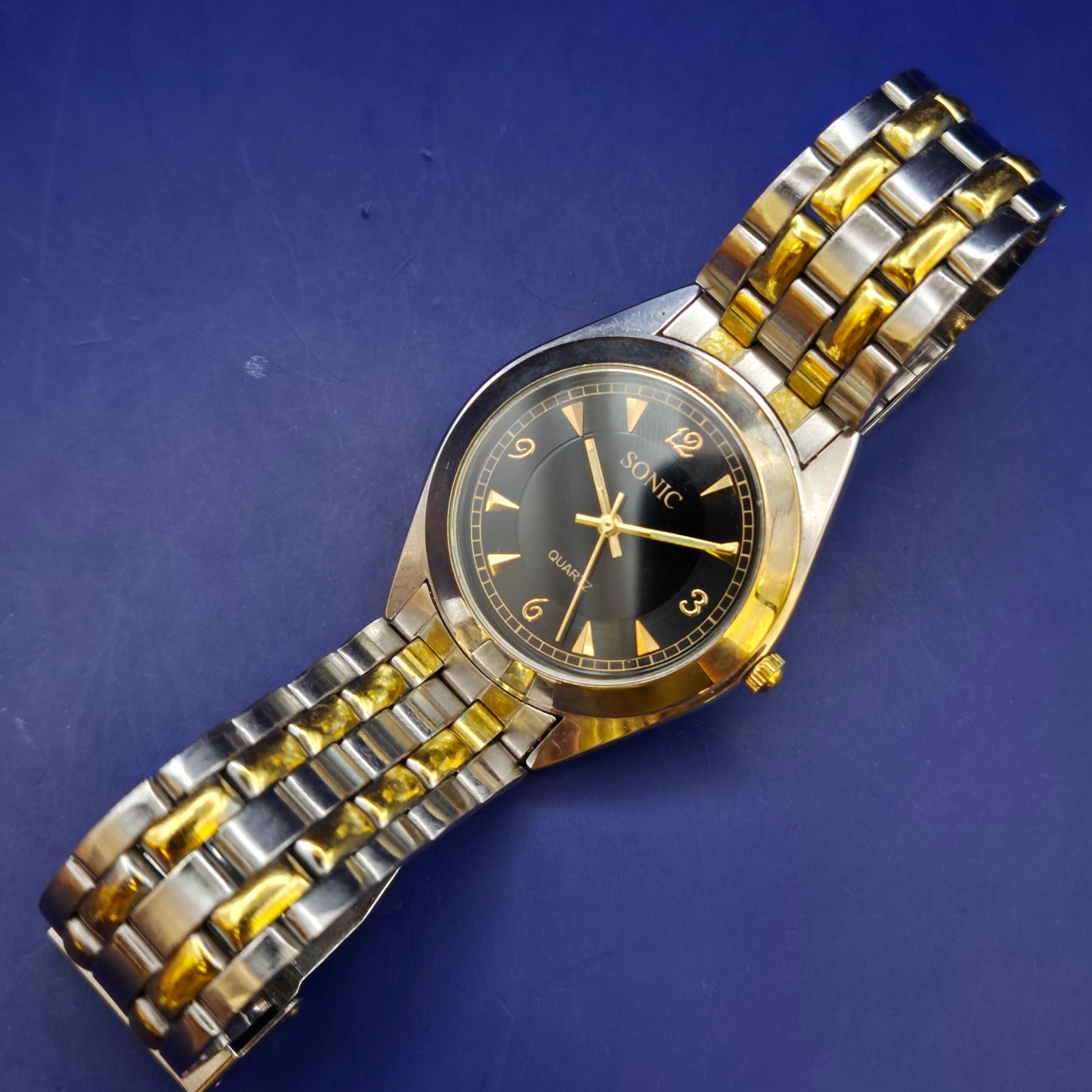 Klassische Sonic Herren Uhr – Stilvolles Bicolor-Design in Schwarz und Gold