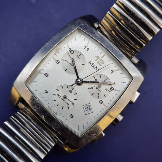 Markante M&M Chronograph Herren Uhr – Edles Plum Design in Silber