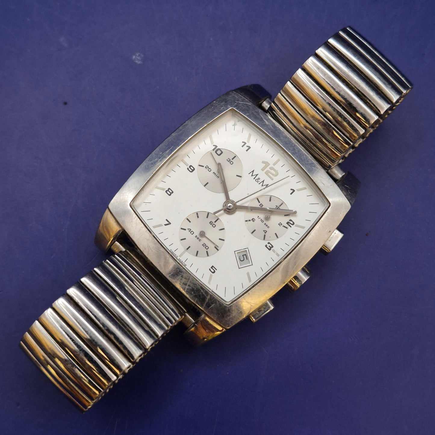 Markante M&M Chronograph Herren Uhr – Edles Plum Design in Silber