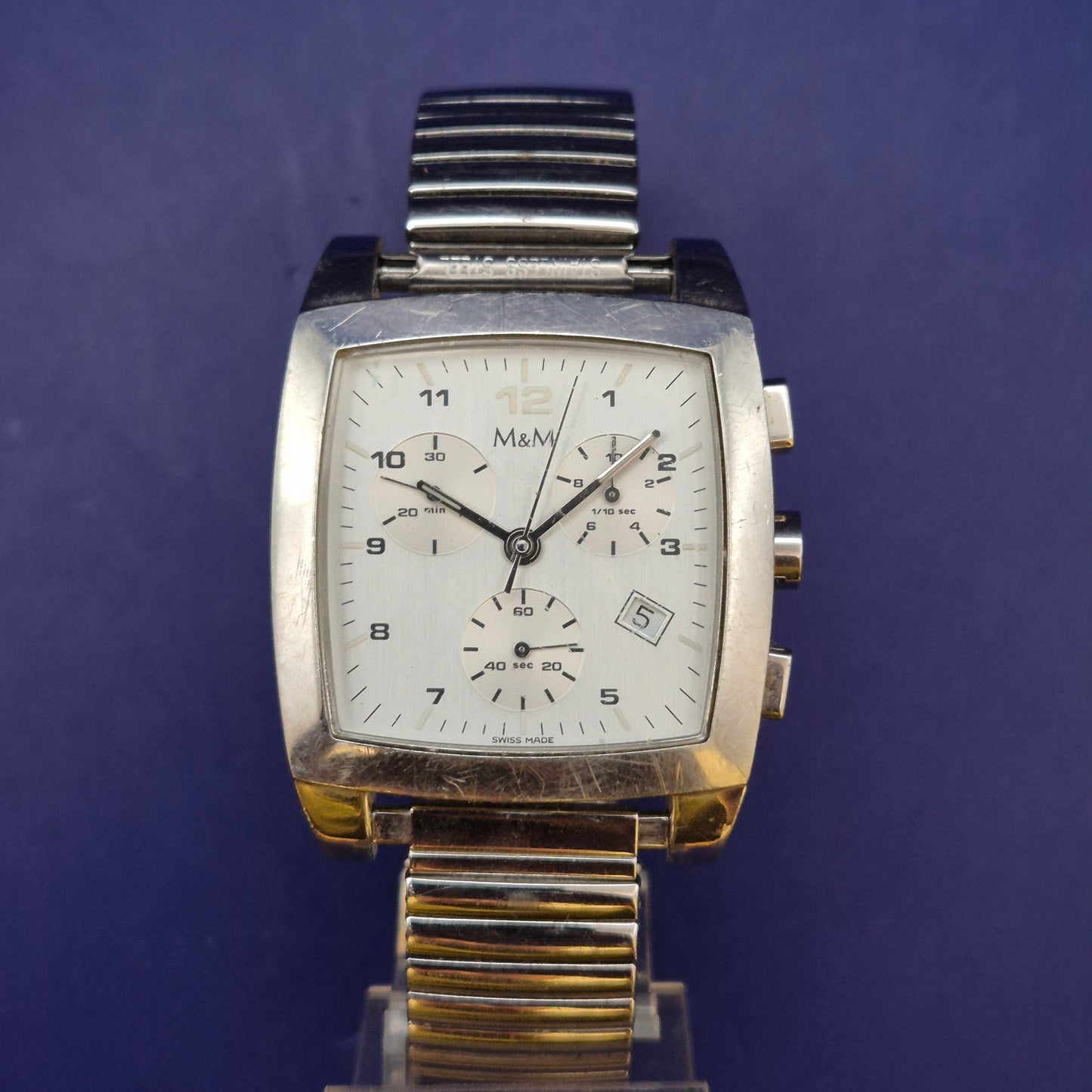 Markante M&M Chronograph Herren Uhr – Edles Plum Design in Silber
