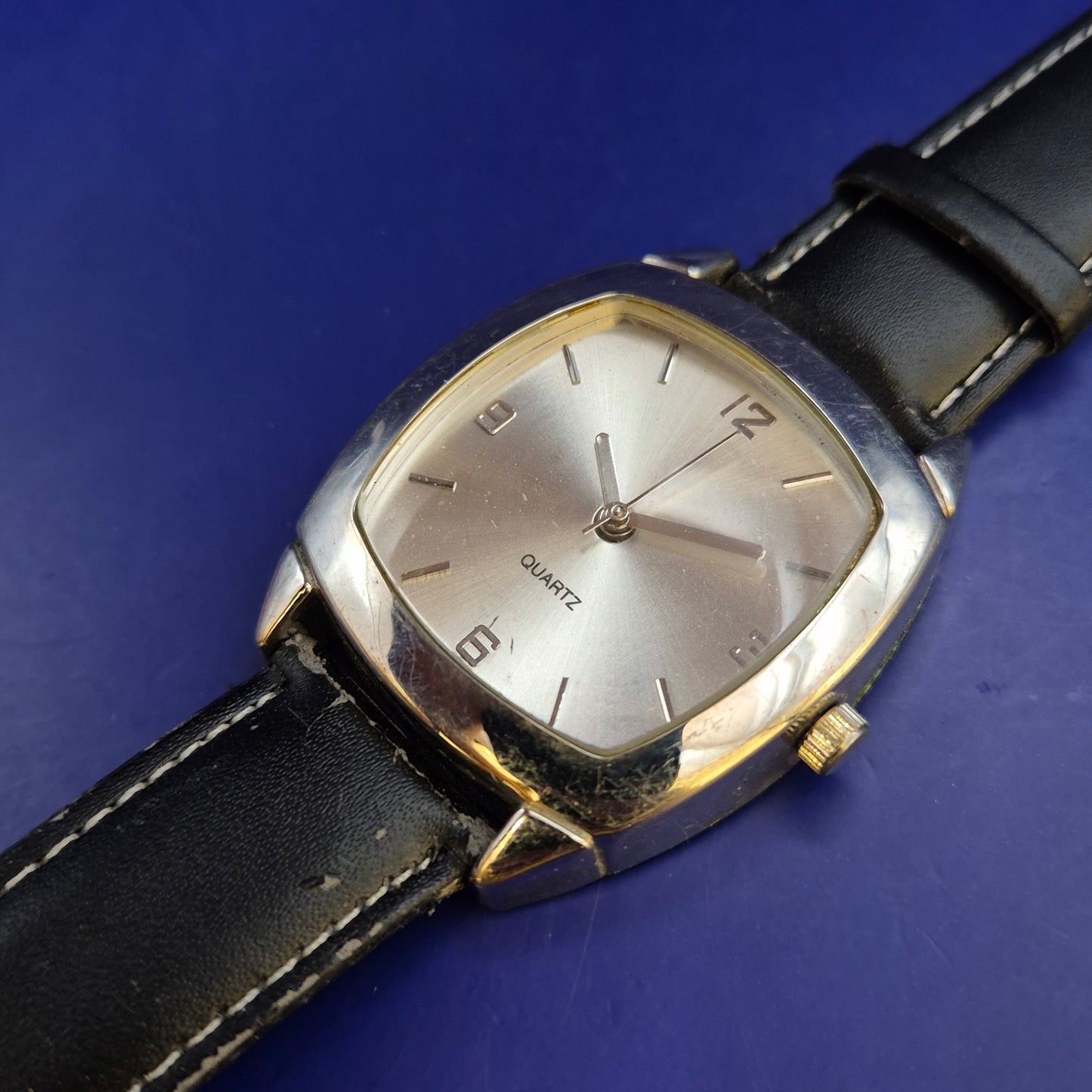 Vintage Quartz Herren Uhr – Elegantes Kissen Gehäuse in Silber