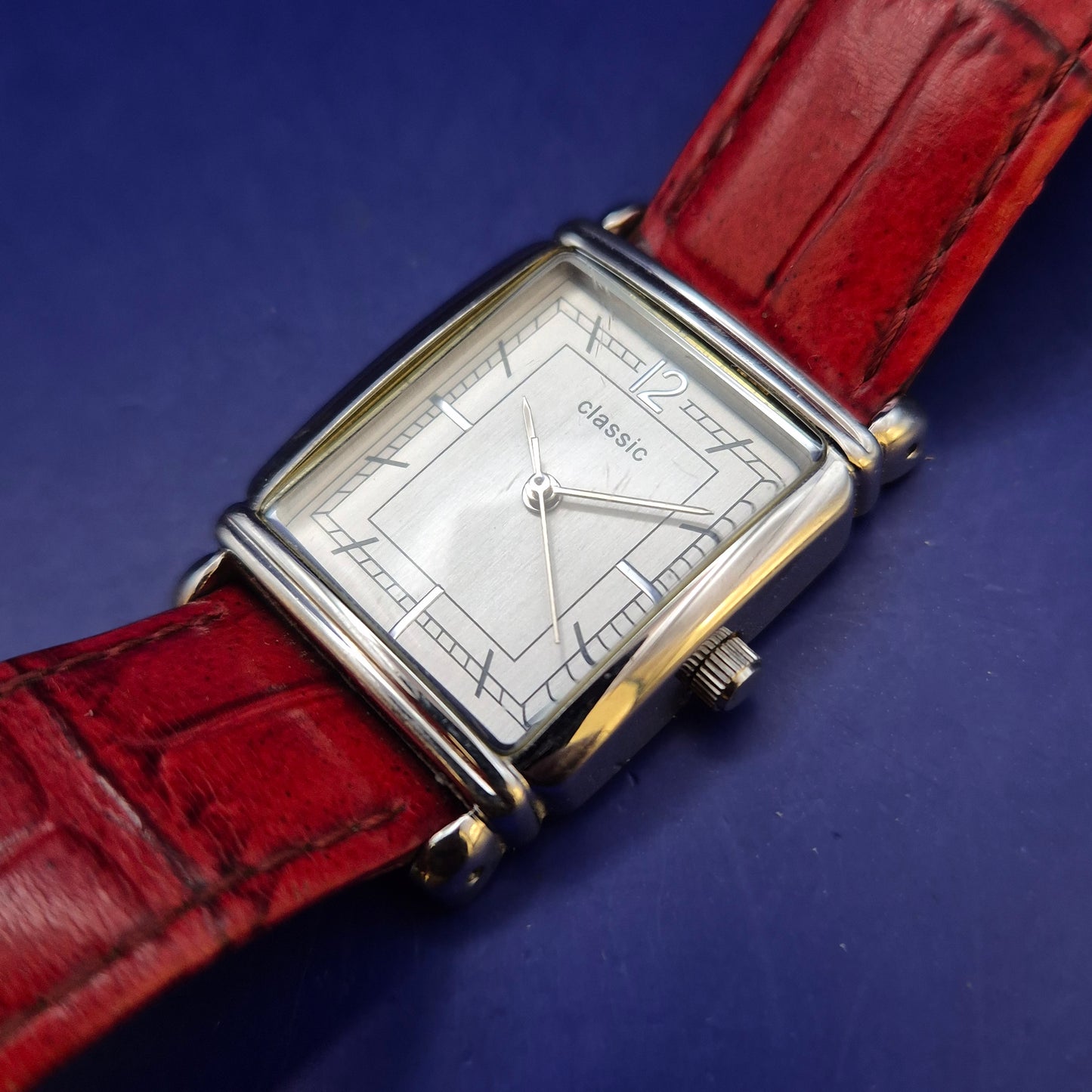 Elegante TCM Damen Uhr – Klassisches Design mit rotem Lederband