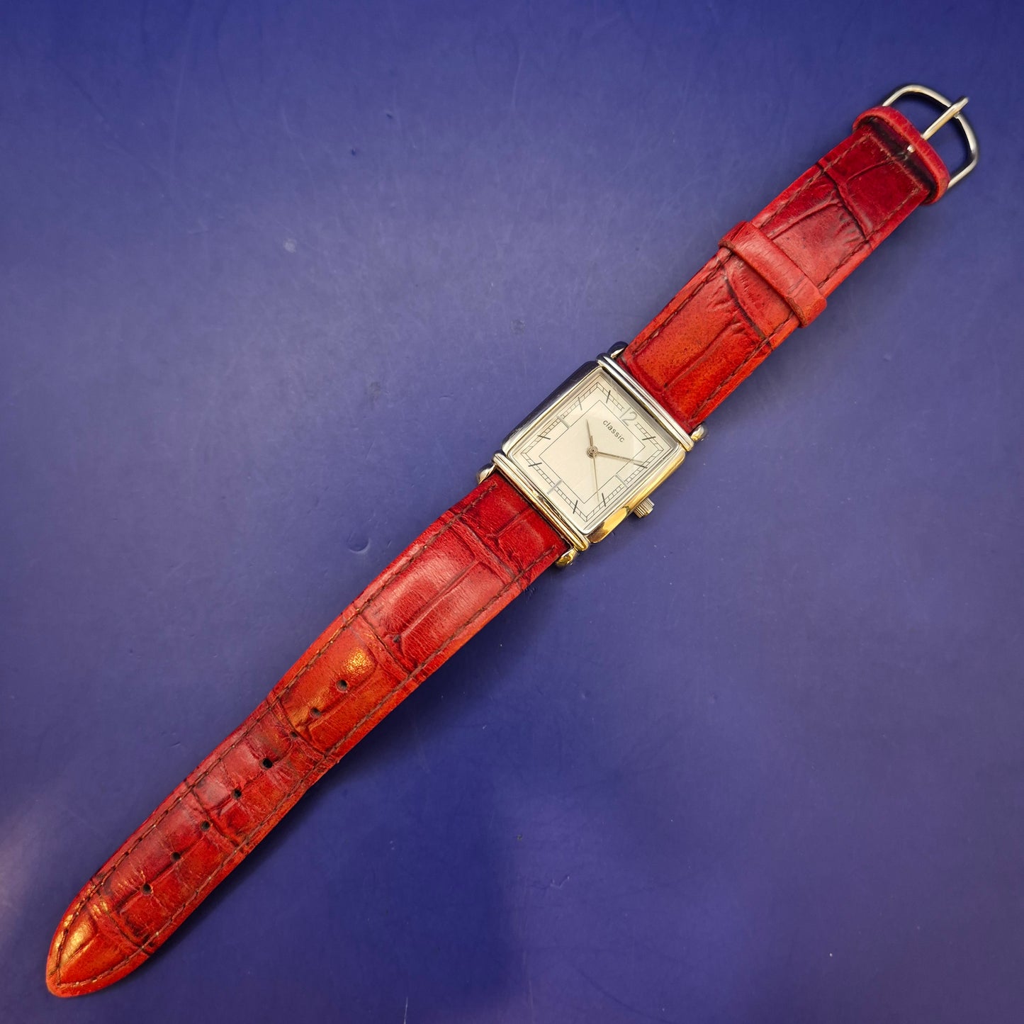 Elegante TCM Damen Uhr – Klassisches Design mit rotem Lederband