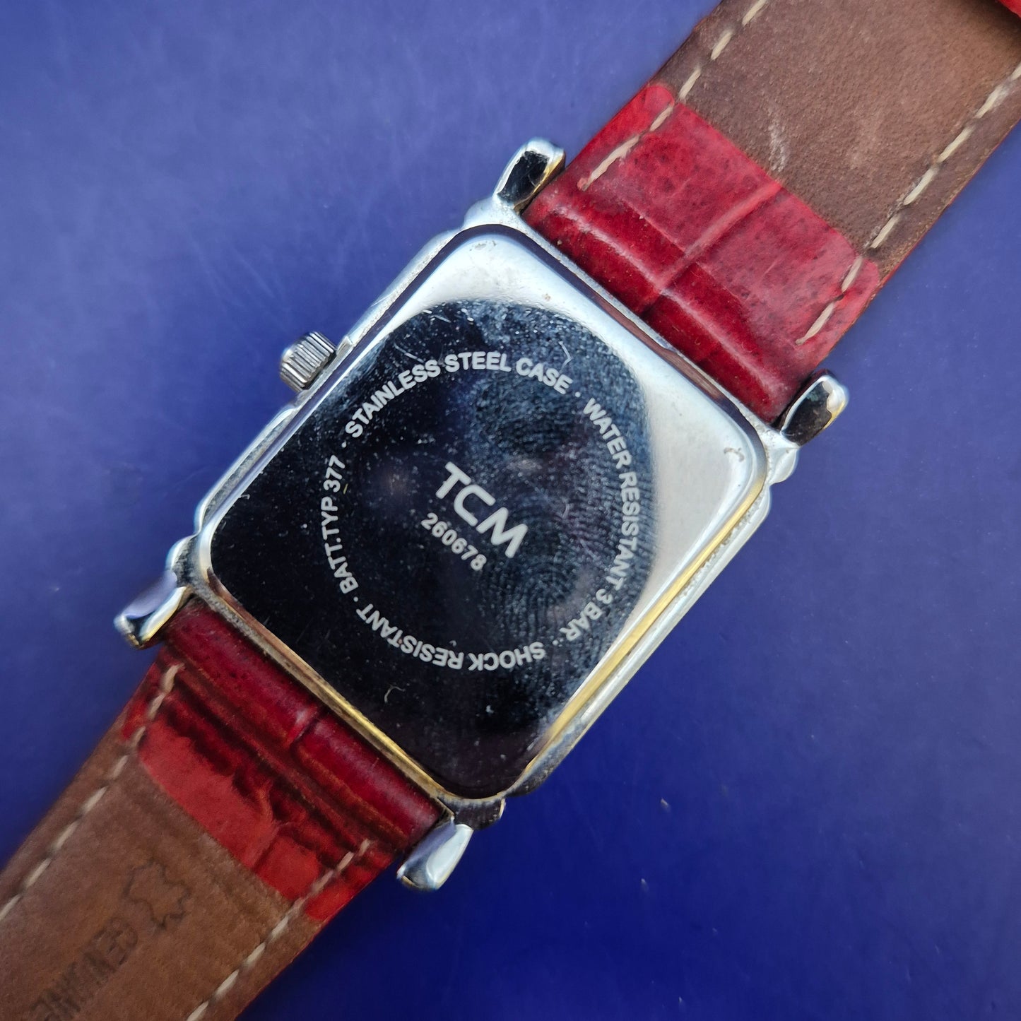 Elegante TCM Damen Uhr – Klassisches Design mit rotem Lederband
