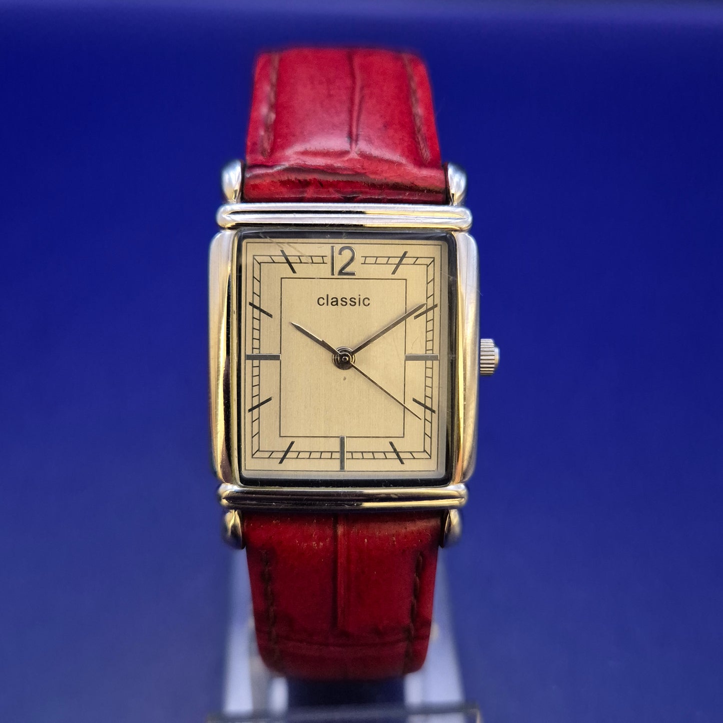 Elegante TCM Damen Uhr – Klassisches Design mit rotem Lederband