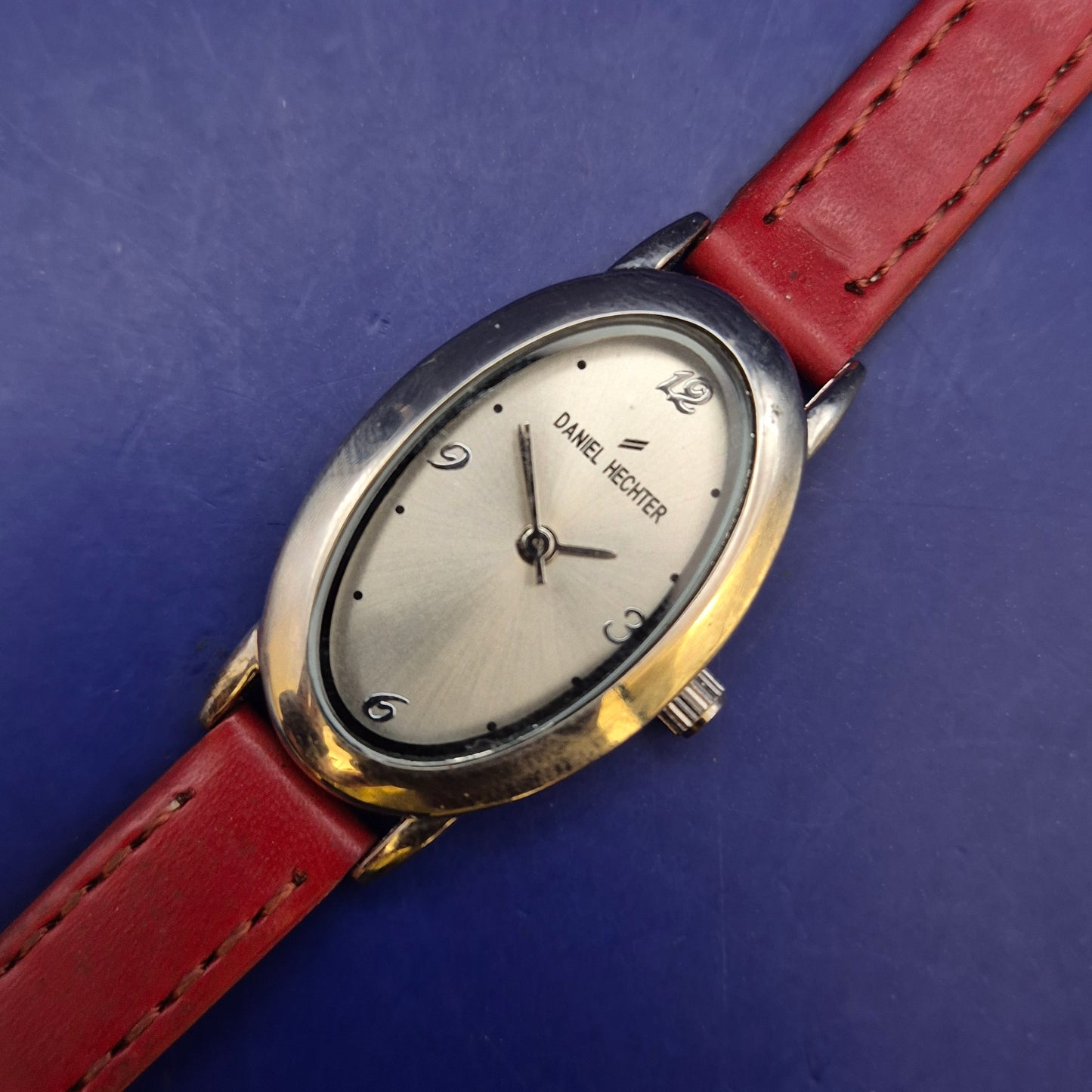 Elegante Daniel Hechter Damen Uhr – Ovales Design mit rotem Lederband