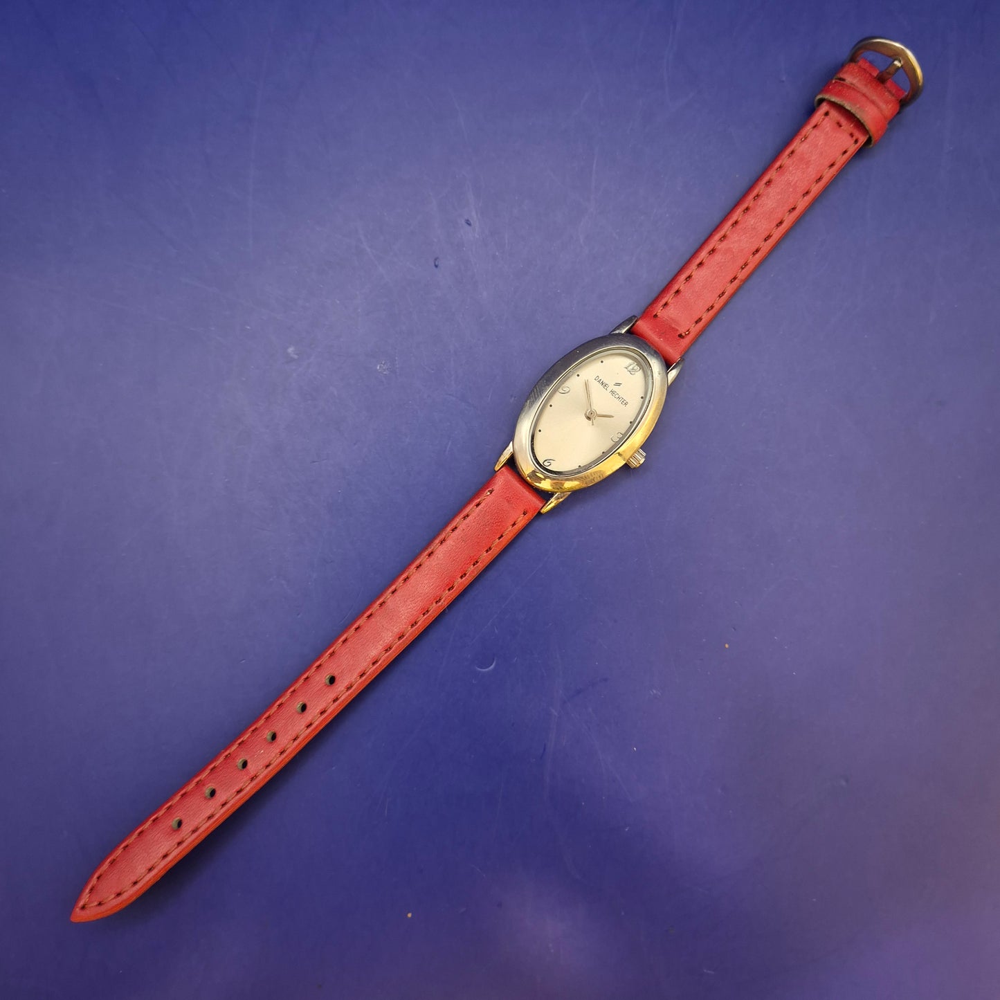 Elegante Daniel Hechter Damen Uhr – Ovales Design mit rotem Lederband