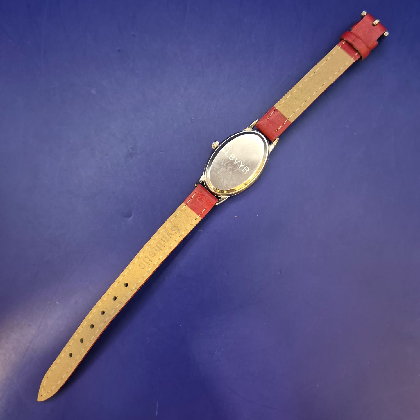 Elegante Daniel Hechter Damen Uhr – Ovales Design mit rotem Lederband