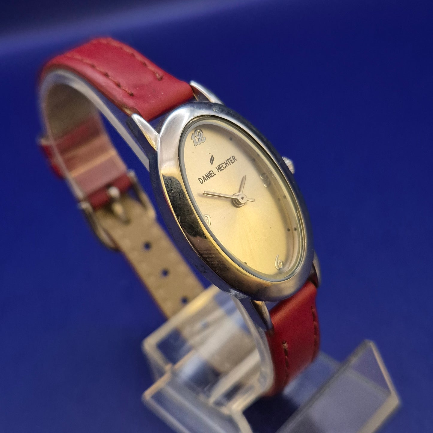 Elegante Daniel Hechter Damen Uhr – Ovales Design mit rotem Lederband