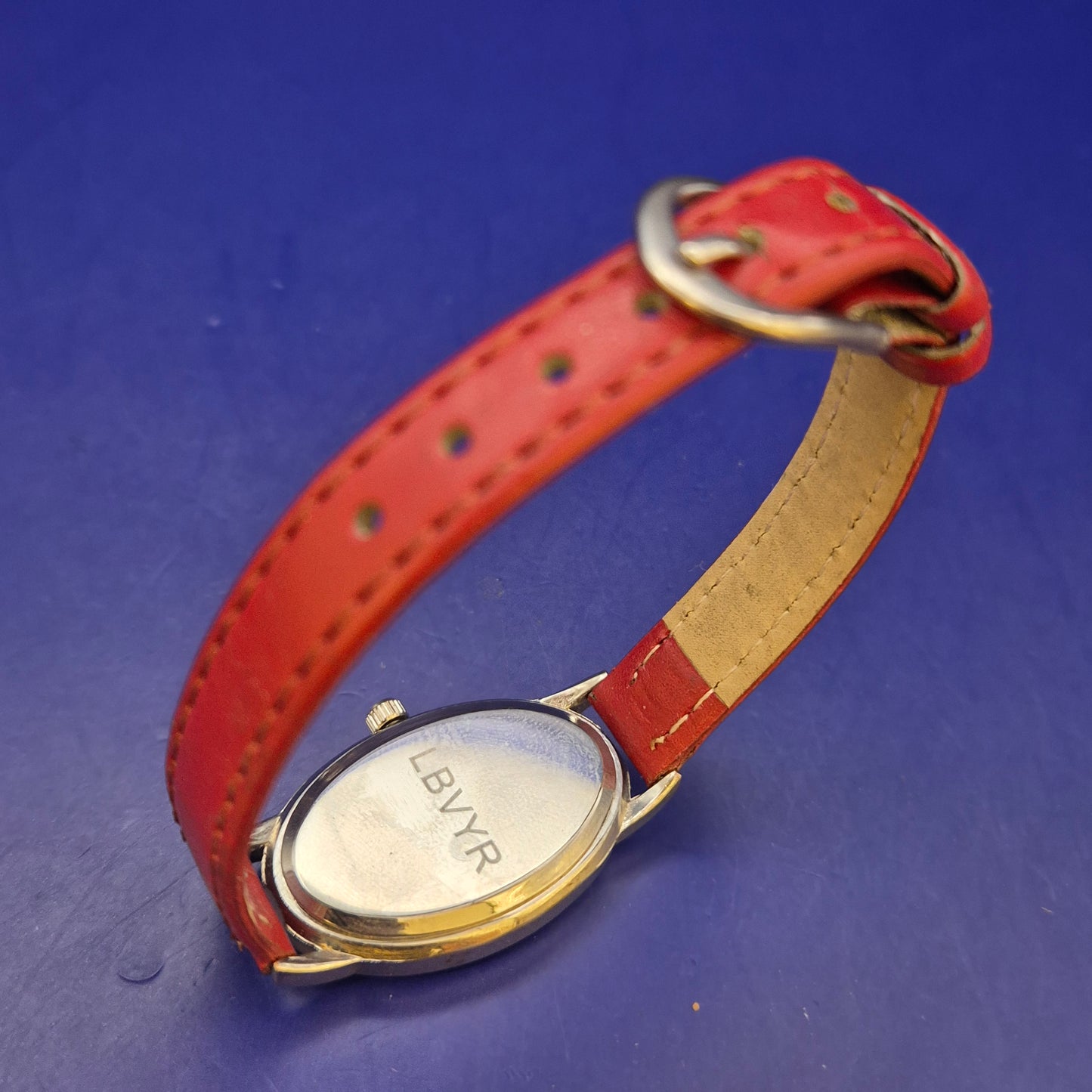 Elegante Daniel Hechter Damen Uhr – Ovales Design mit rotem Lederband