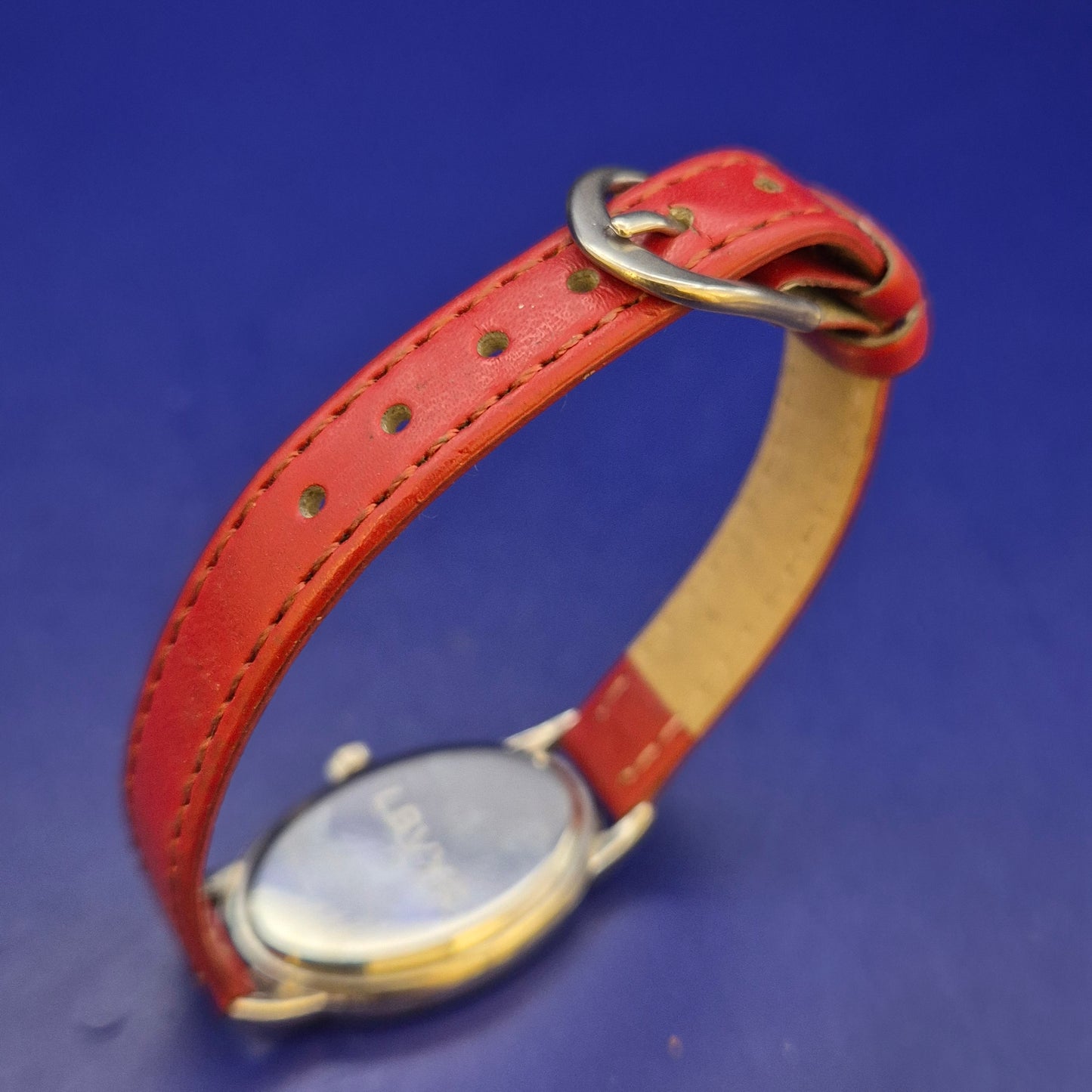 Elegante Daniel Hechter Damen Uhr – Ovales Design mit rotem Lederband