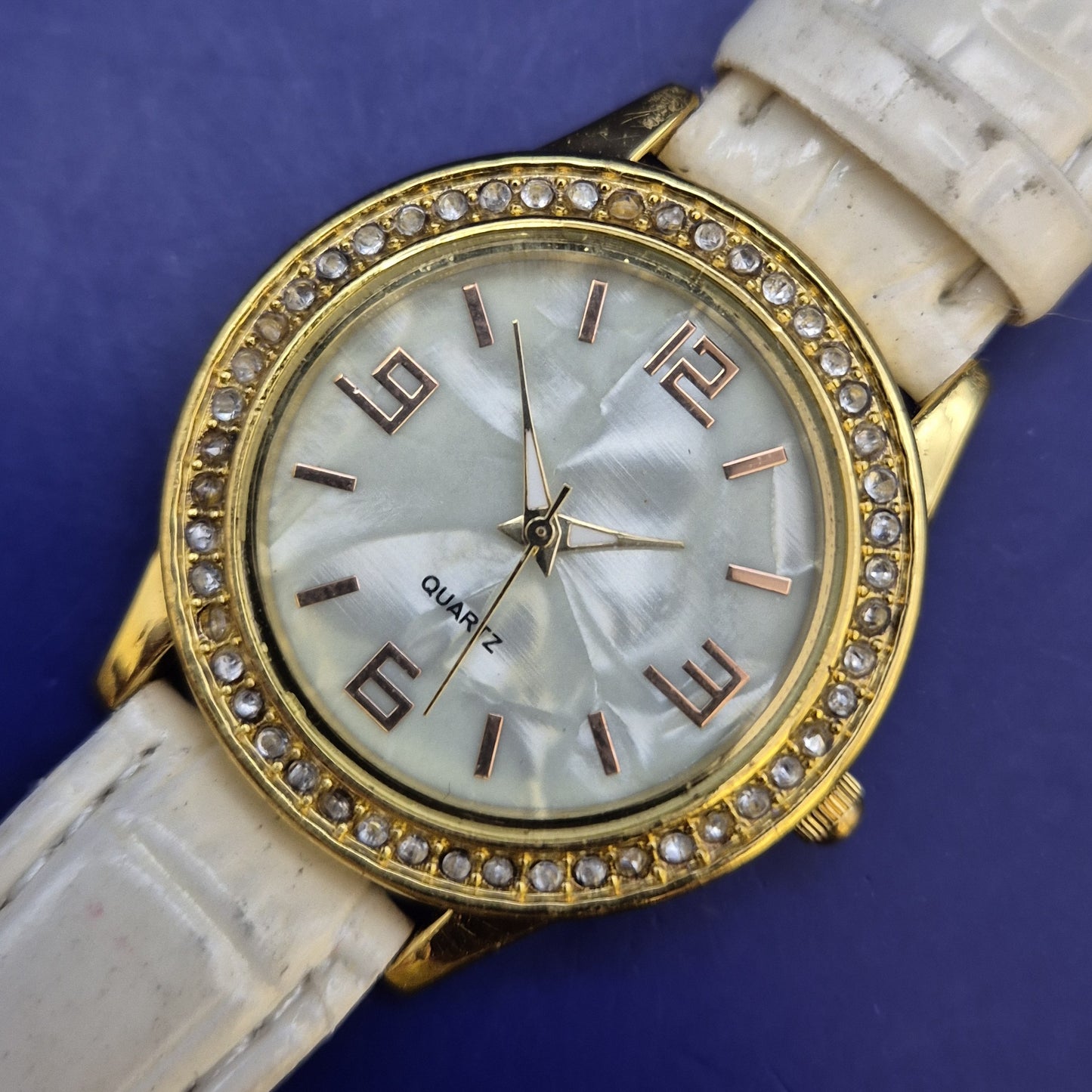 Elegante Damen Uhr mit Strassbesatz – Weißes Krokoband