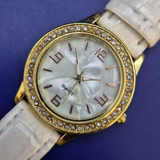 Elegante Damen Uhr mit Strassbesatz – Weißes Krokoband