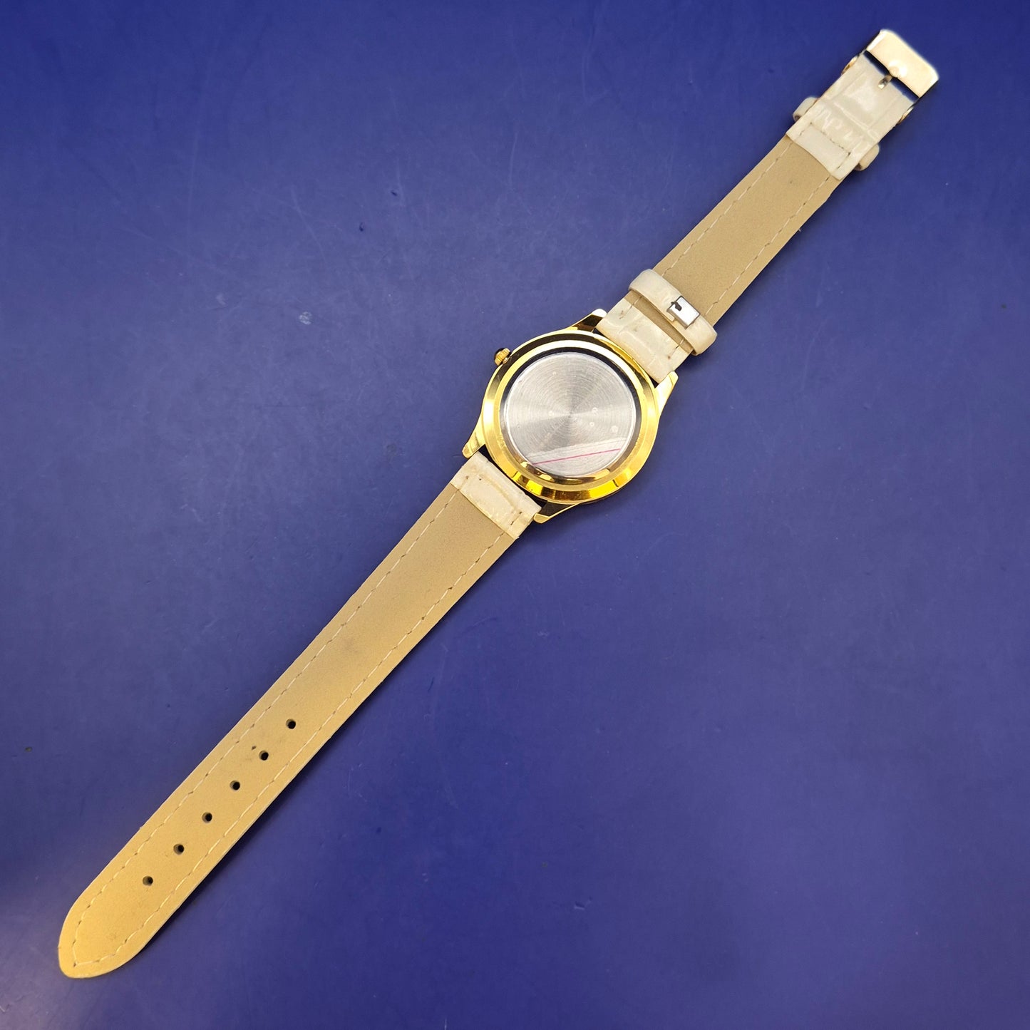 Elegante Damen Uhr mit Strassbesatz – Weißes Krokoband