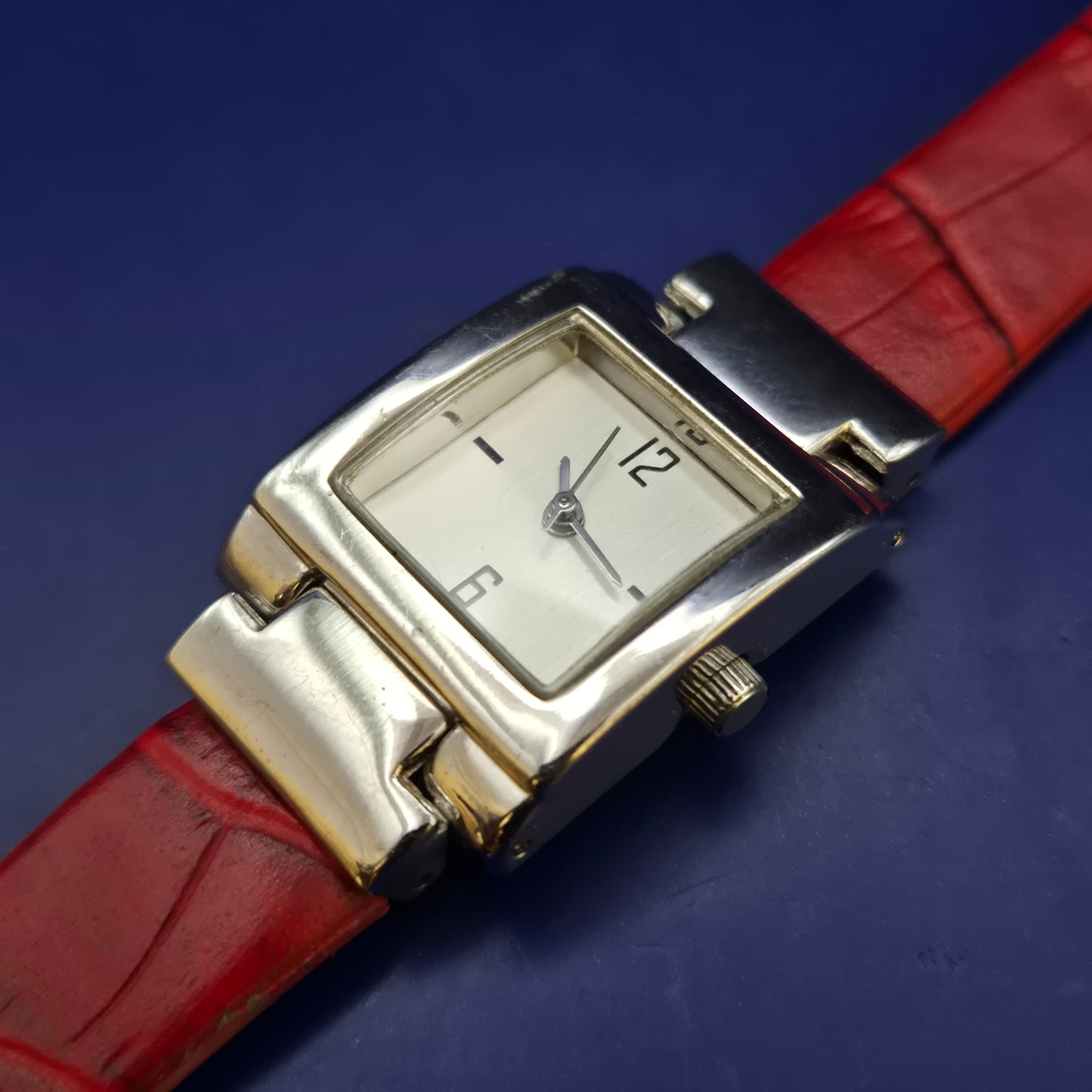 Elegante LF Beauty Damen Uhr – Rechteckiges Design mit rotem Lederband