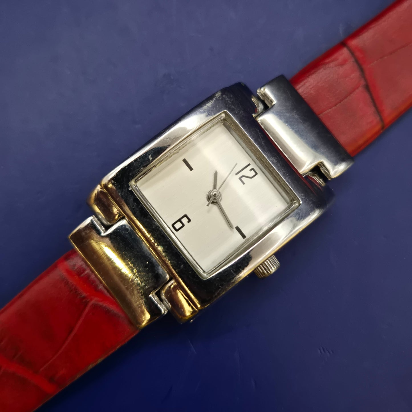 Elegante LF Beauty Damen Uhr – Rechteckiges Design mit rotem Lederband