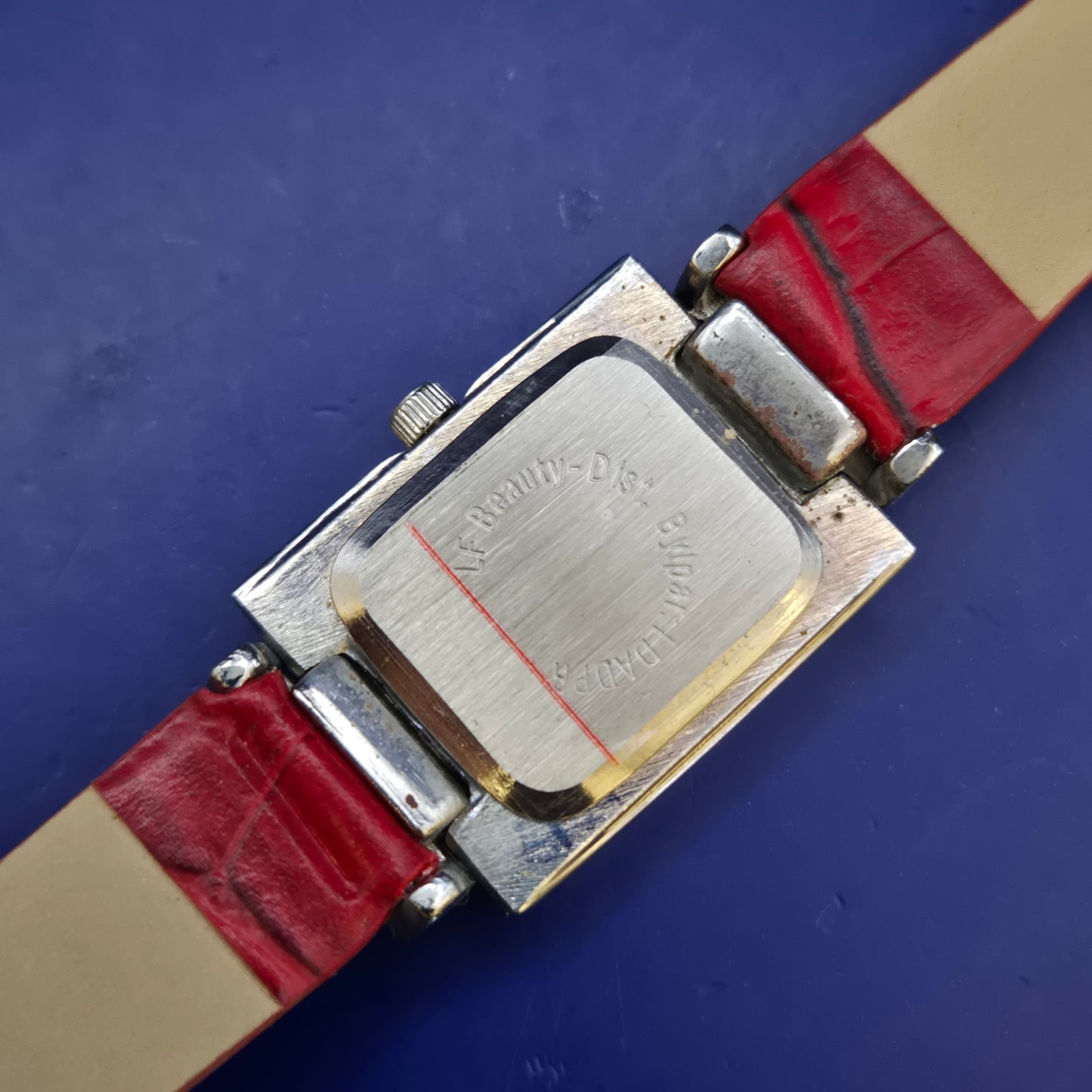 Elegante LF Beauty Damen Uhr – Rechteckiges Design mit rotem Lederband