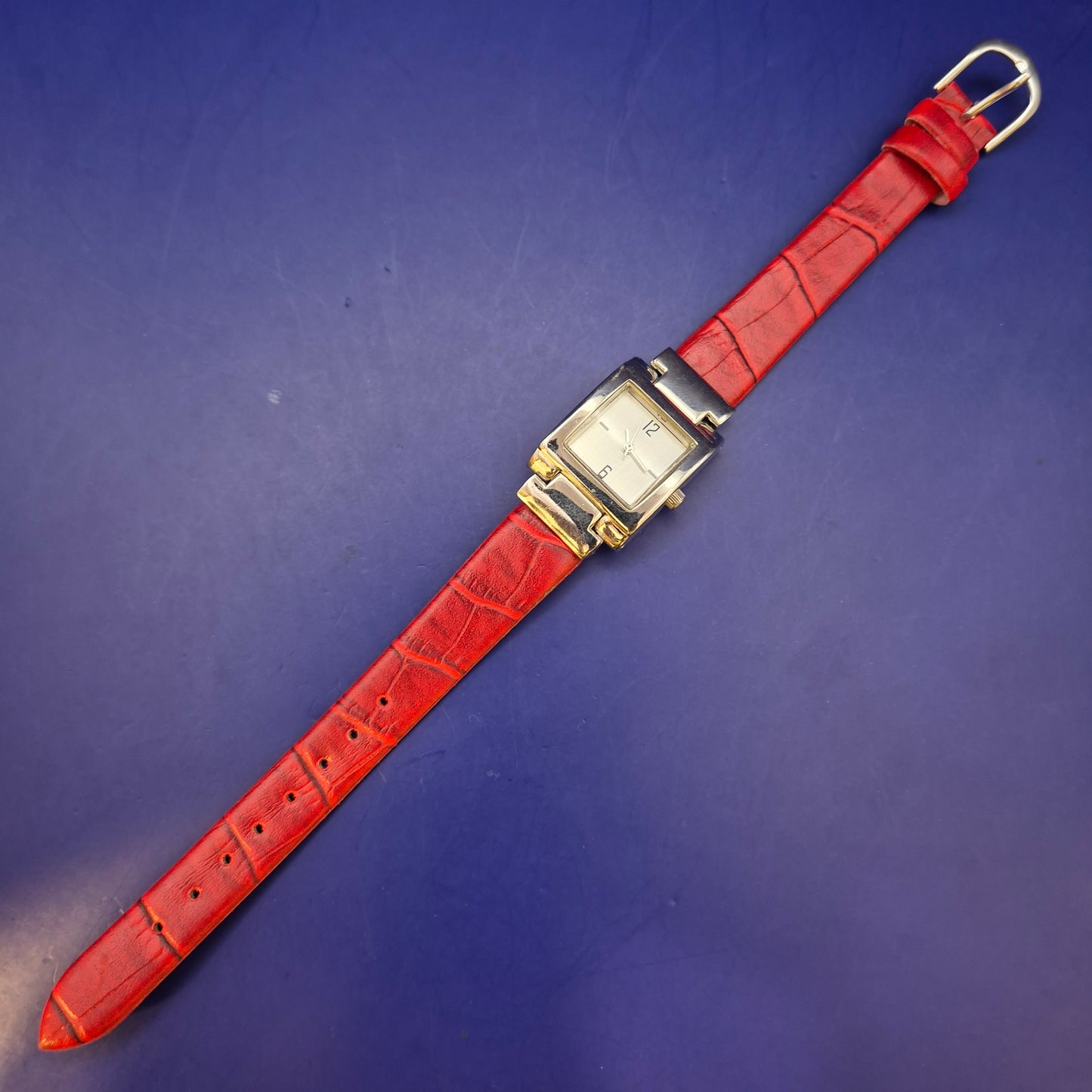 Elegante LF Beauty Damen Uhr – Rechteckiges Design mit rotem Lederband