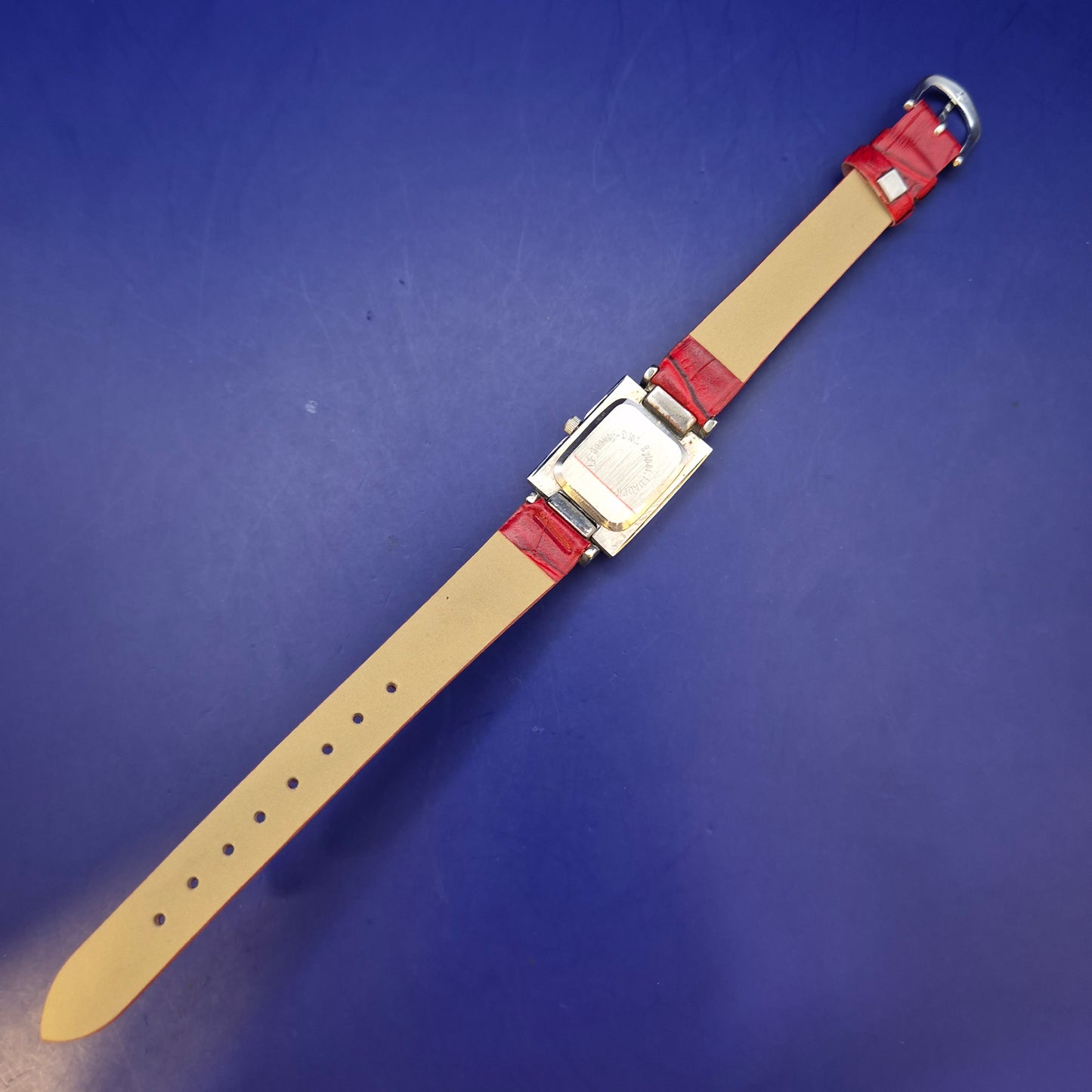Elegante LF Beauty Damen Uhr – Rechteckiges Design mit rotem Lederband