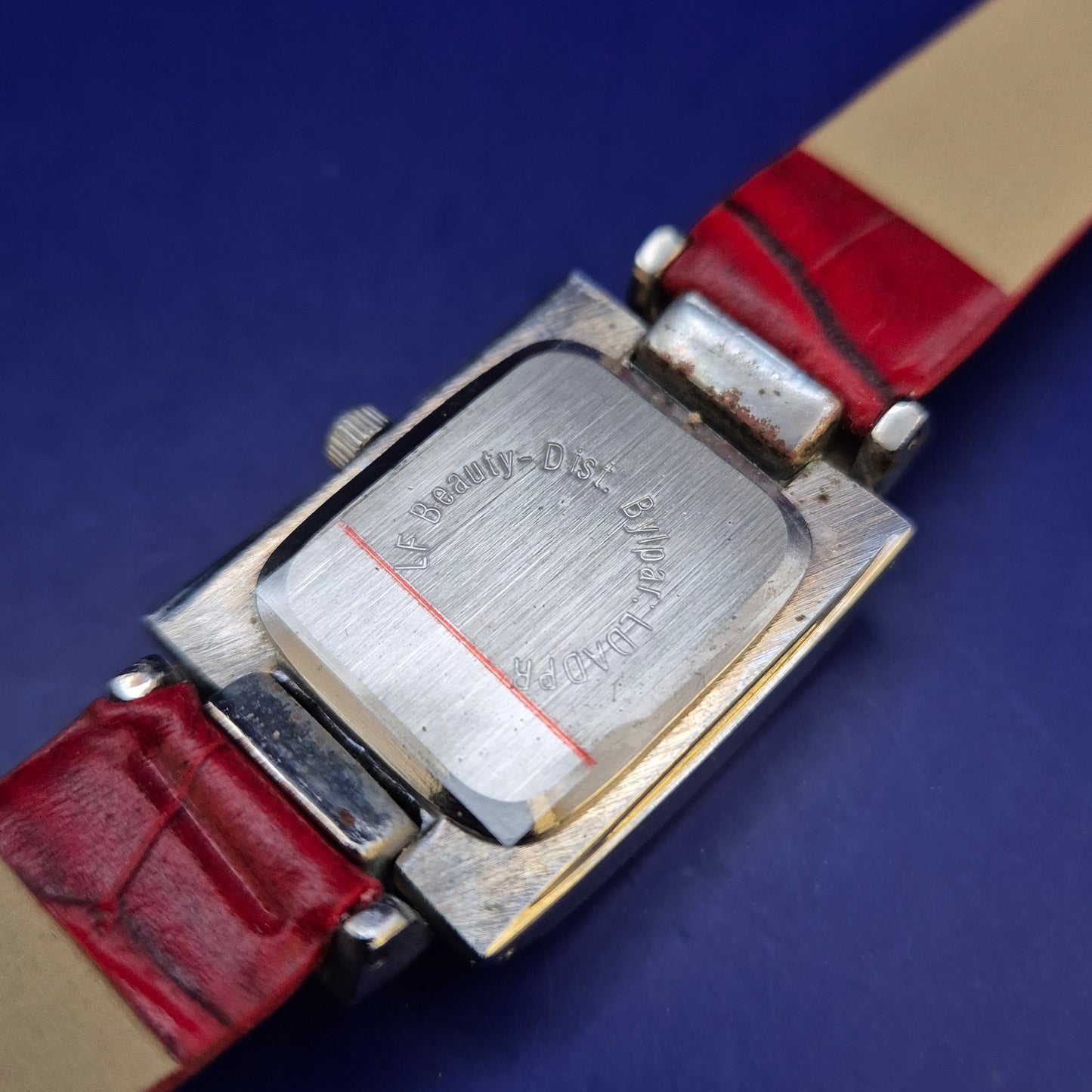 Elegante LF Beauty Damen Uhr – Rechteckiges Design mit rotem Lederband