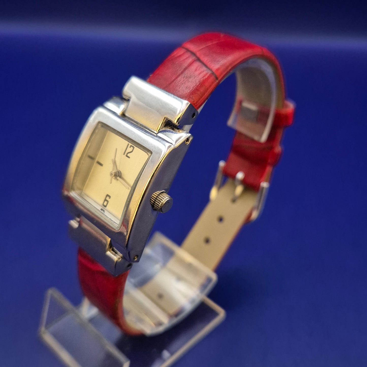 Elegante LF Beauty Damen Uhr – Rechteckiges Design mit rotem Lederband