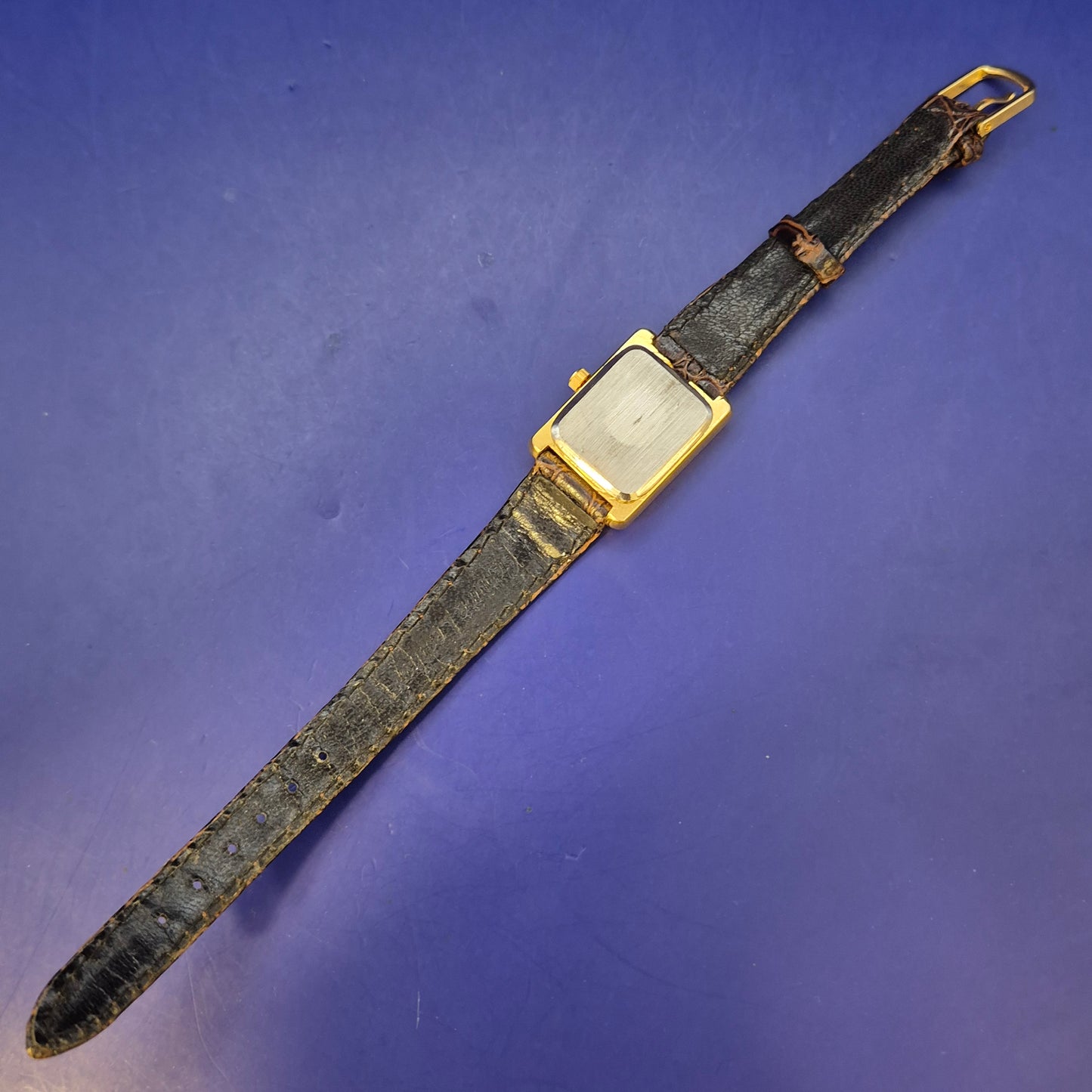 Klassische Damen Uhr im Tank-Stil – Elegantes Gold-Design mit Römischen Ziffern