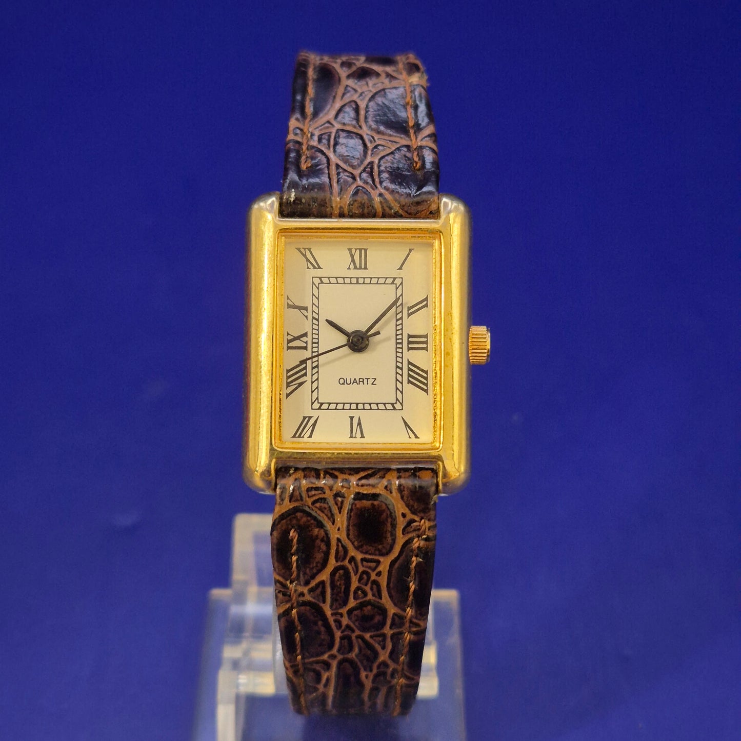Klassische Damen Uhr im Tank-Stil – Elegantes Gold-Design mit Römischen Ziffern