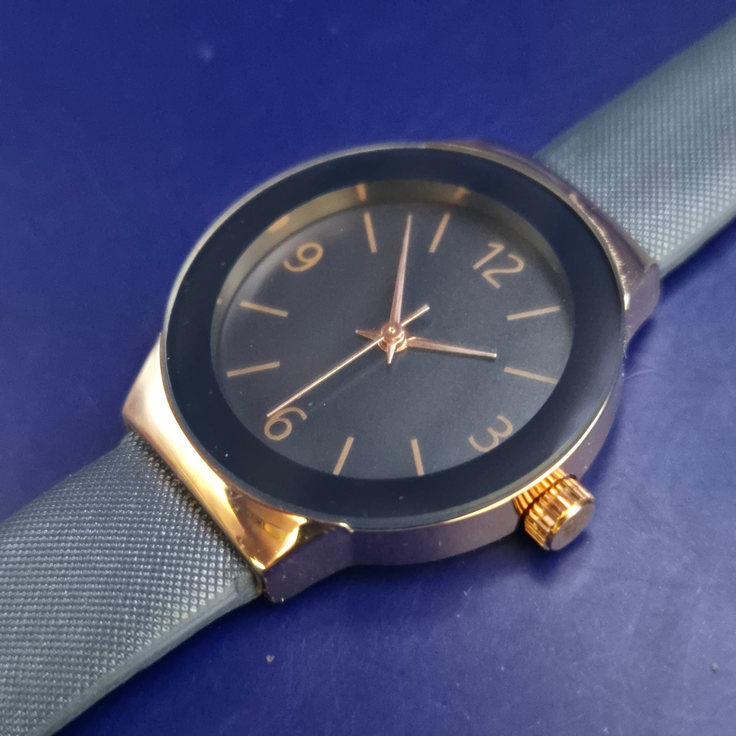 Elegante LDA DPR Damen Uhr – Modernes Design mit dunkelblauem Band