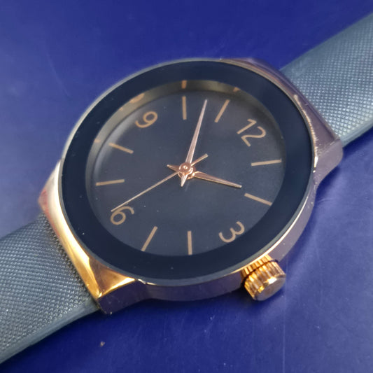 Elegante LDA DPR Damen Uhr – Modernes Design mit dunkelblauem Band