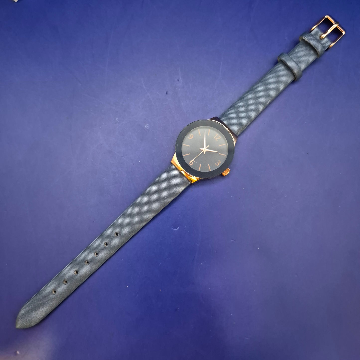 Elegante LDA DPR Damen Uhr – Modernes Design mit dunkelblauem Band